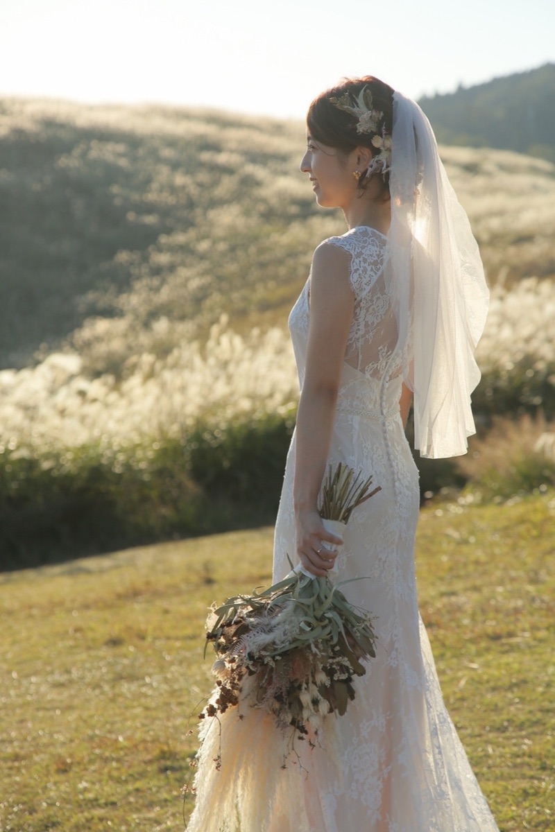 凛とした姿勢の女性