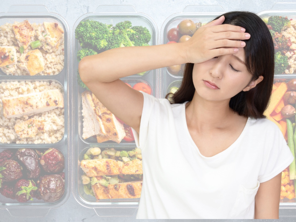 ダイエットに疲れて悩む女性の様子